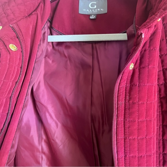 Gallery NWOT Quilted Burgundy Jacket with Gold Buttons embellishment Size S - Picture 9 of 11
